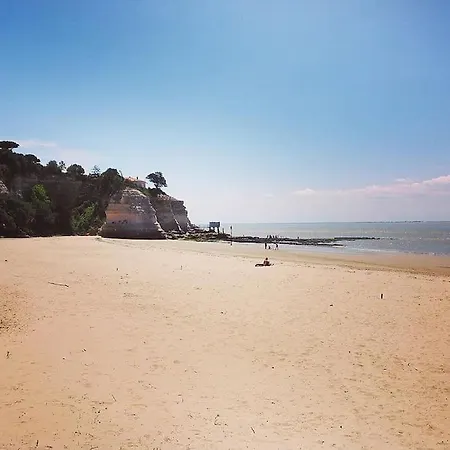 Отель La Belle Des Champs 3*